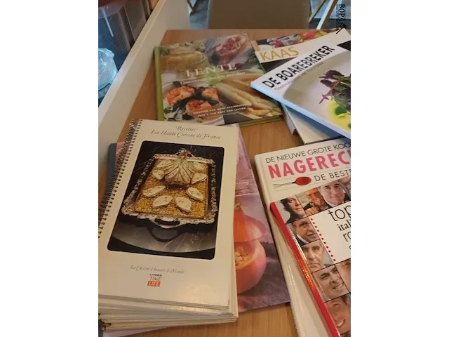 Lot 13 - kookboeken. 27 stuks - afbeelding 2 van  4