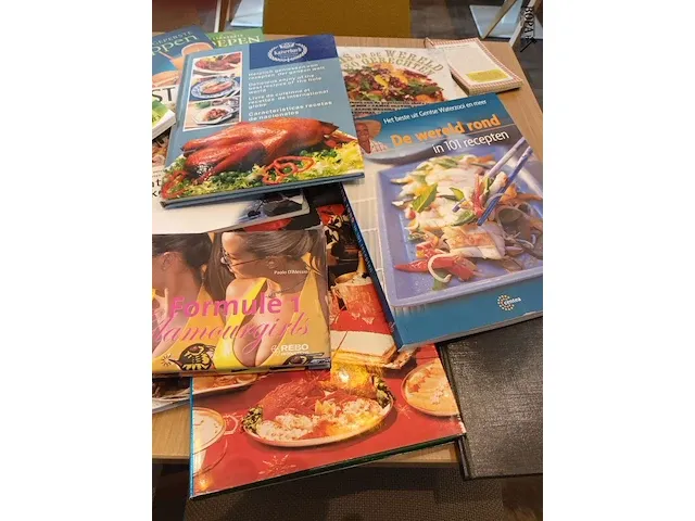 Lot 13 - kookboeken. 27 stuks - afbeelding 4 van  4