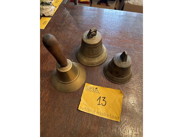 Lot 13 - koperen bel en klokken, 3 stuks - afbeelding 1 van  3