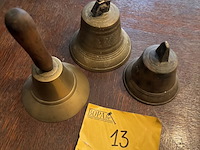 Lot 13 - koperen bel en klokken, 3 stuks - afbeelding 1 van  3