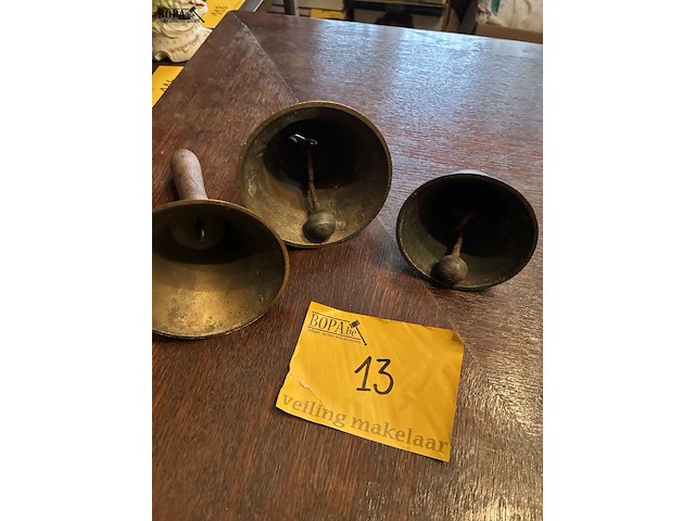 Lot 13 - koperen bel en klokken, 3 stuks - afbeelding 2 van  3
