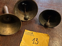 Lot 13 - koperen bel en klokken, 3 stuks - afbeelding 2 van  3