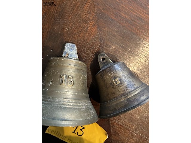 Lot 13 - koperen bel en klokken, 3 stuks - afbeelding 3 van  3