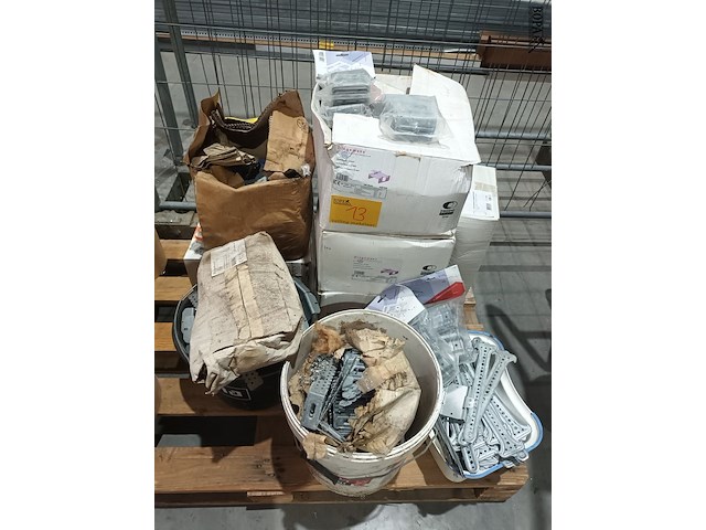 Lot 13 - lot bevestigingsstukken - afbeelding 1 van  6