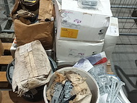 Lot 13 - lot bevestigingsstukken - afbeelding 1 van  6