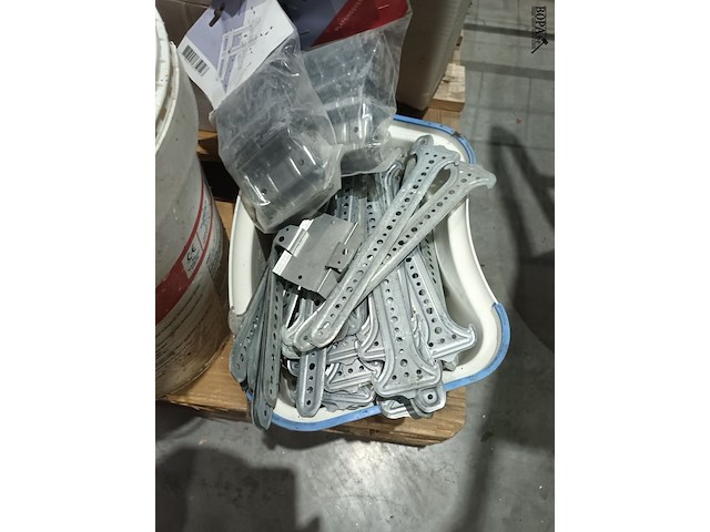 Lot 13 - lot bevestigingsstukken - afbeelding 2 van  6