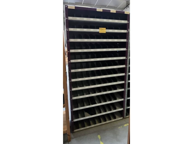 Lot 13 - open metalen kast met 12 legplanken en vakjes - afbeelding 1 van  1