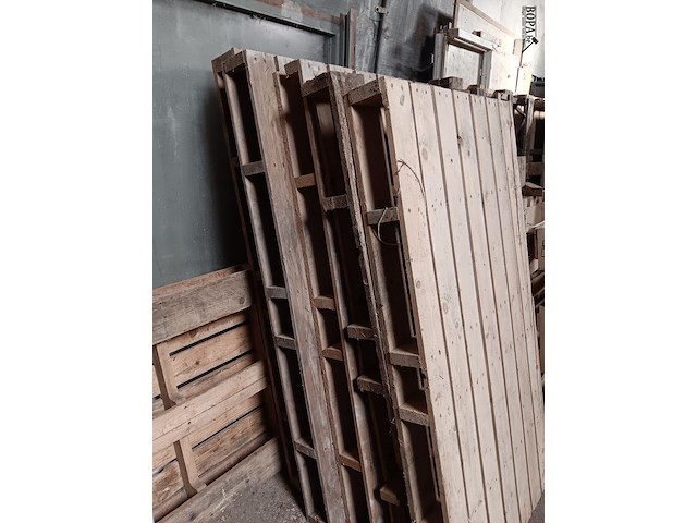 Lot 13 - palletten - afbeelding 2 van  3