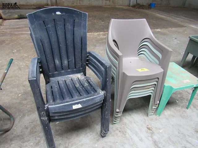 Lot 13 - pvc tuinstoelen - afbeelding 1 van  4