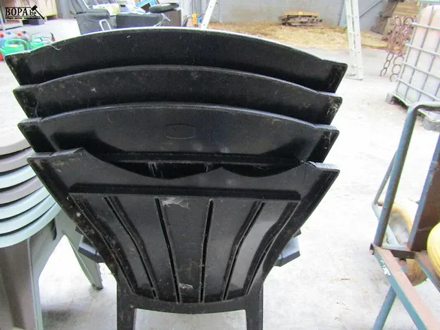 Lot 13 - pvc tuinstoelen - afbeelding 2 van  4