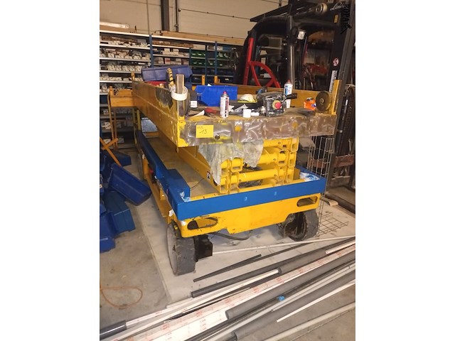 Lot 13 - schaarlift compact 10 met kooi - afbeelding 1 van  6