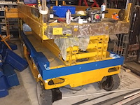 Lot 13 - schaarlift compact 10 met kooi - afbeelding 1 van  6