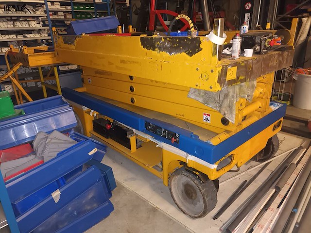 Lot 13 - schaarlift compact 10 met kooi - afbeelding 2 van  6