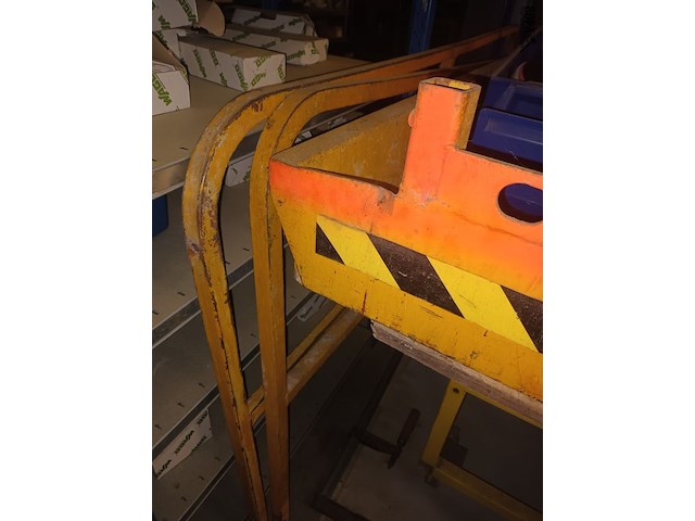 Lot 13 - schaarlift compact 10 met kooi - afbeelding 5 van  6