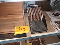 Lot 13 - sigarenkist, sigaren en accessoires - afbeelding 1 van  3