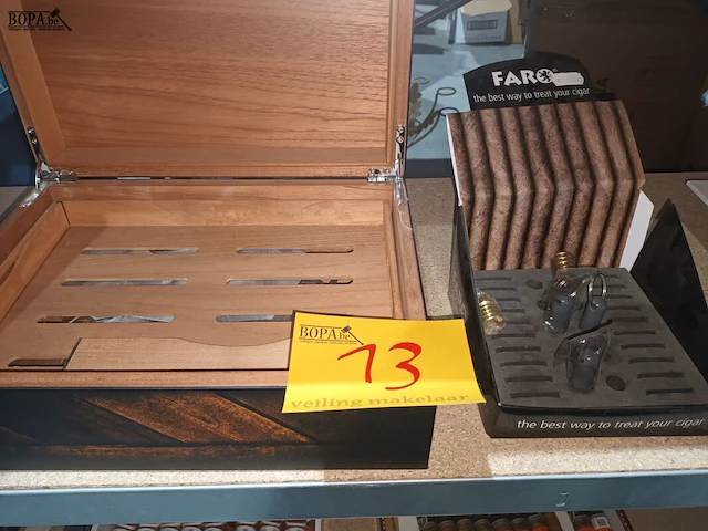 Lot 13 - sigarenkist, sigaren en accessoires - afbeelding 3 van  3