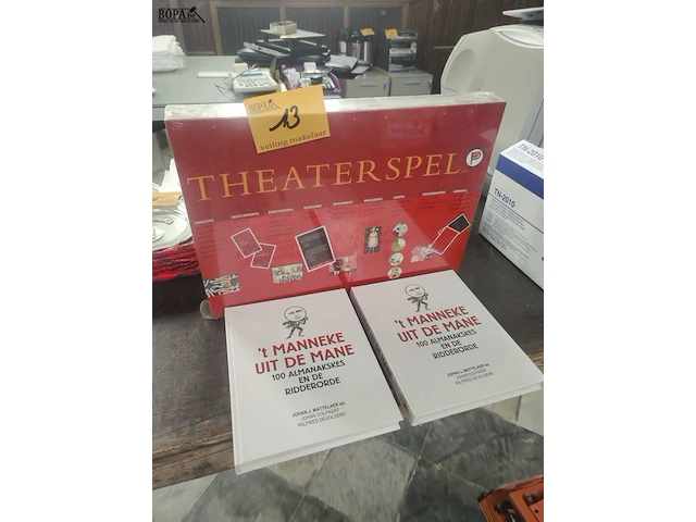 Lot 13 - theaterspel en 2 boeken - afbeelding 1 van  5