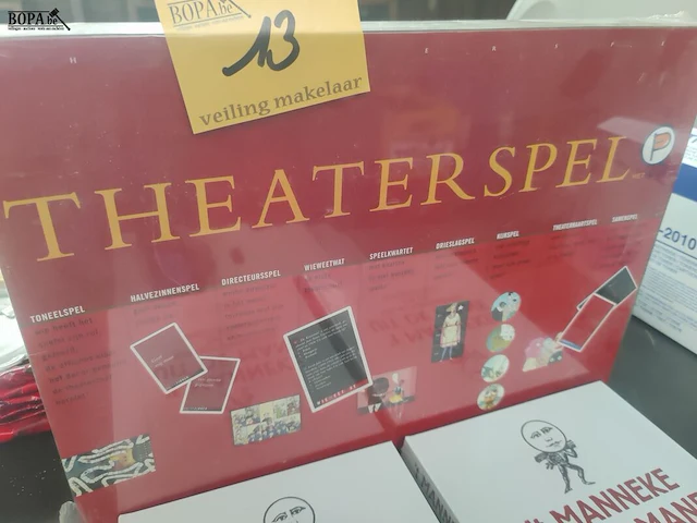 Lot 13 - theaterspel en 2 boeken - afbeelding 2 van  5