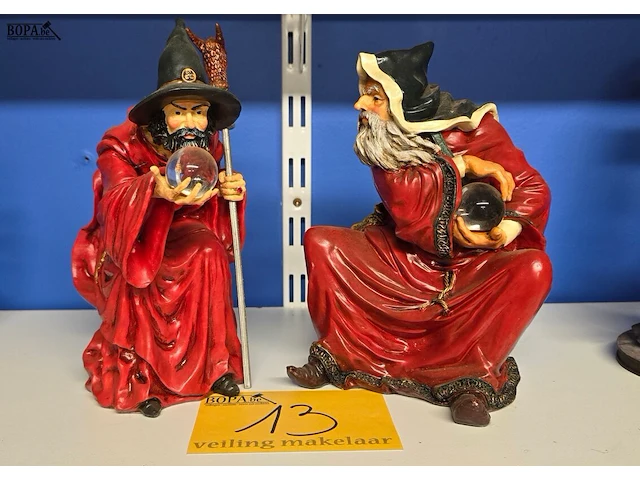 Lot 13 - tovenaars met glazen bol 2 stuks - afbeelding 1 van  5