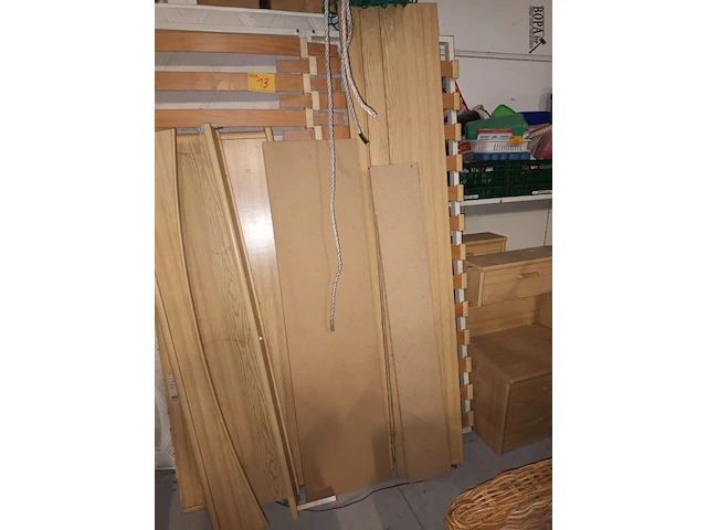 Lot 13 - tweepersoonsbed en nachtkastjes - afbeelding 1 van  3