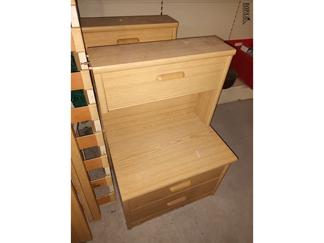 Lot 13 - tweepersoonsbed en nachtkastjes - afbeelding 2 van  3