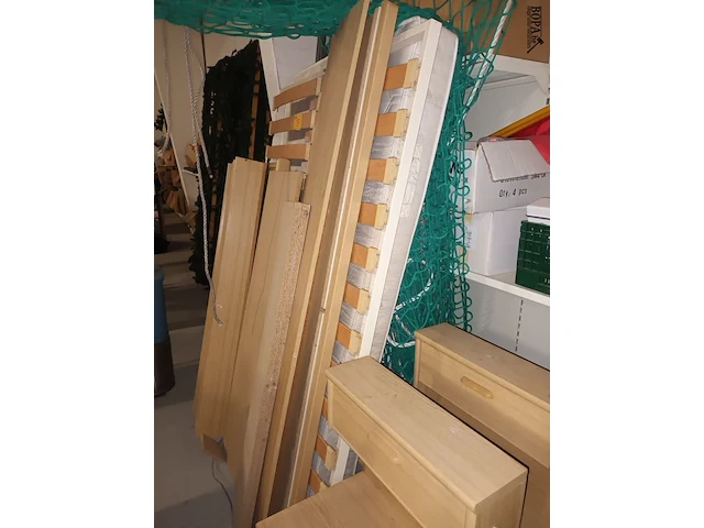 Lot 13 - tweepersoonsbed en nachtkastjes - afbeelding 3 van  3