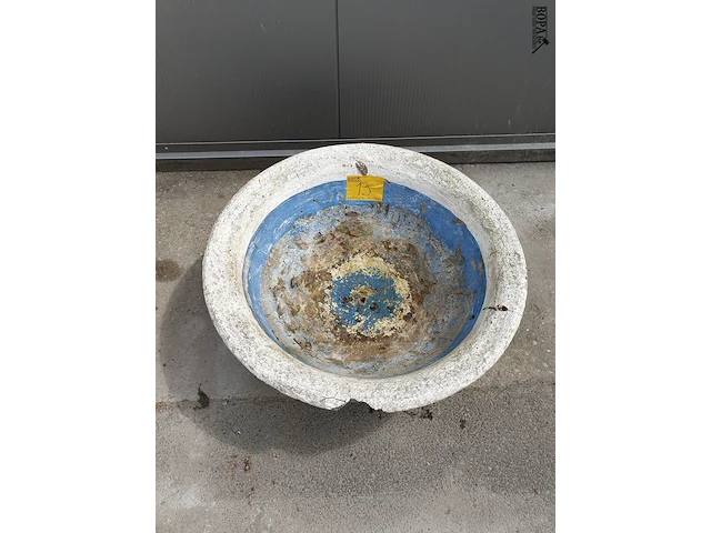 Lot 13 - vintage tuinschaal beton - afbeelding 2 van  4