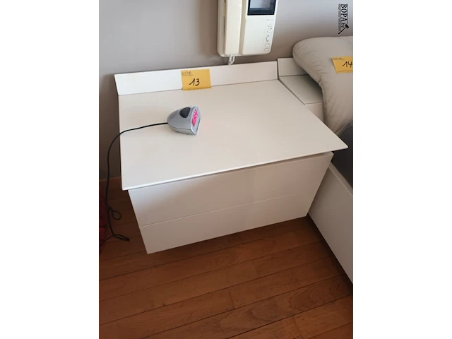 Lot 13 - witte nachtkastjes. 2 stuks - afbeelding 1 van  4