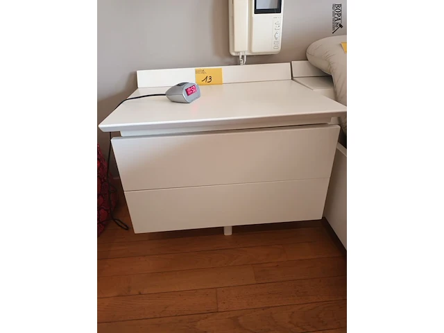Lot 13 - witte nachtkastjes. 2 stuks - afbeelding 2 van  4