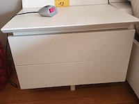 Lot 13 - witte nachtkastjes. 2 stuks - afbeelding 2 van  4