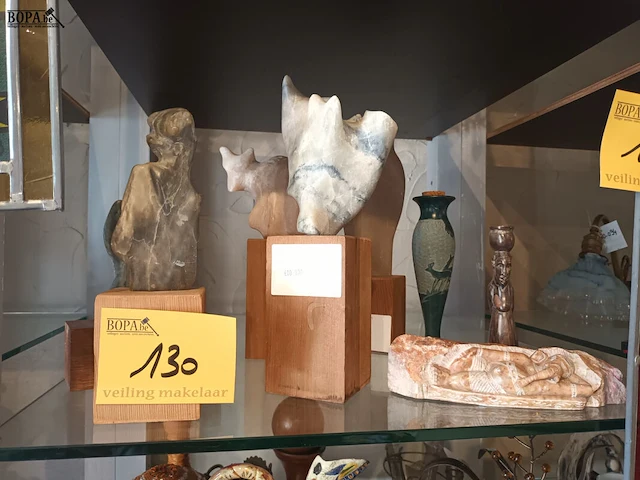 Lot 130 - decoratie in natuursteen. 8 stuks - afbeelding 1 van  4