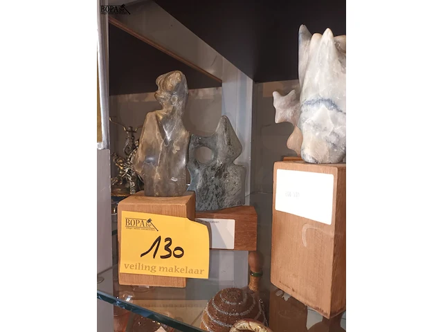 Lot 130 - decoratie in natuursteen. 8 stuks - afbeelding 4 van  4