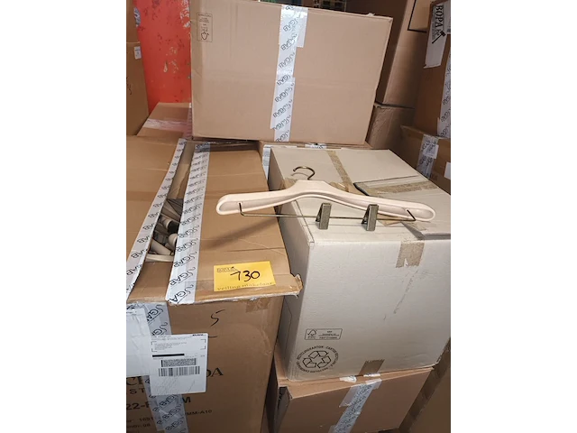 Lot 130 - groot lot kleerhangers - afbeelding 1 van  3