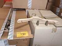 Lot 130 - groot lot kleerhangers - afbeelding 1 van  3