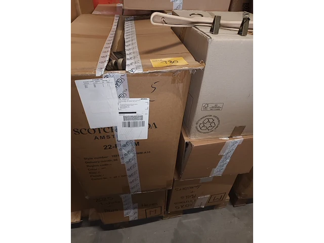 Lot 130 - groot lot kleerhangers - afbeelding 2 van  3