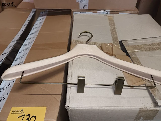 Lot 130 - groot lot kleerhangers - afbeelding 3 van  3