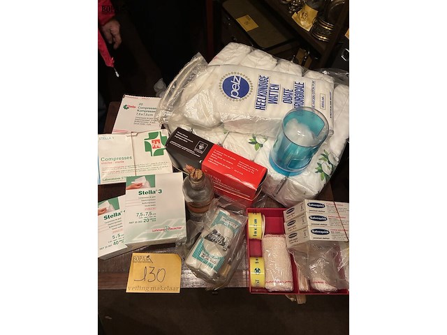 Lot 130 - lot verzorgingsgerief - afbeelding 1 van  1