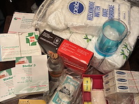 Lot 130 - lot verzorgingsgerief - afbeelding 1 van  1