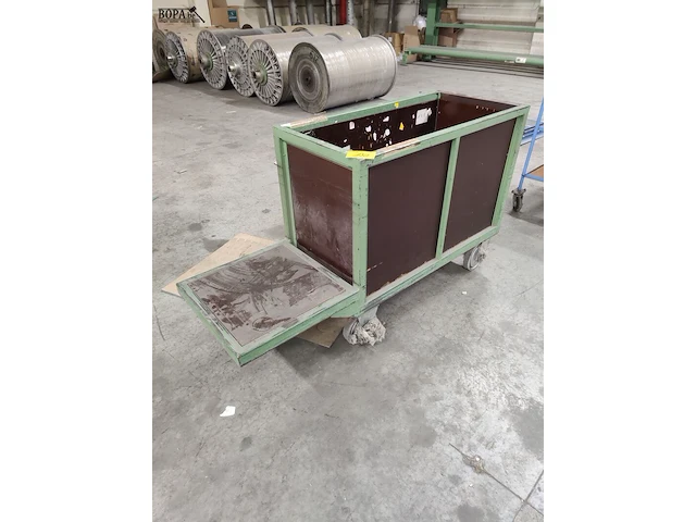 Lot 130 - metalen transportkar met legbank - afbeelding 1 van  2