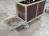 Lot 130 - metalen transportkar met legbank - afbeelding 1 van  2