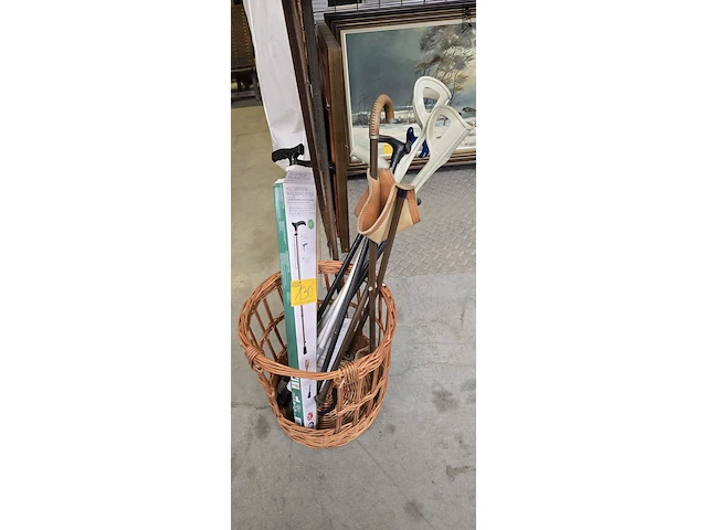 Lot 130 - rieten mand met diverse wandelstokken en krukken - afbeelding 1 van  4