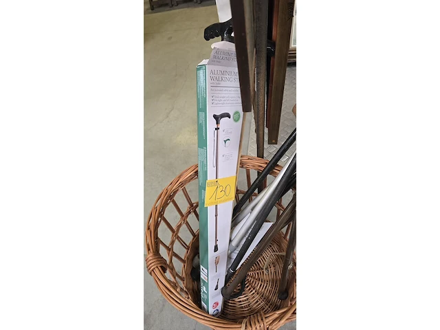 Lot 130 - rieten mand met diverse wandelstokken en krukken - afbeelding 3 van  4