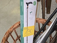 Lot 130 - rieten mand met diverse wandelstokken en krukken - afbeelding 3 van  4