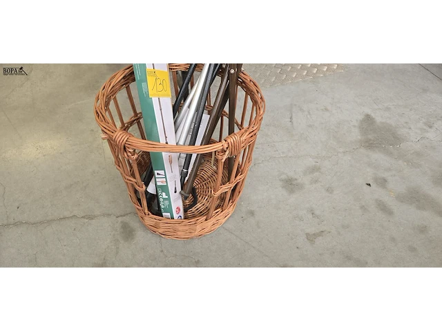 Lot 130 - rieten mand met diverse wandelstokken en krukken - afbeelding 4 van  4
