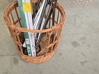 Lot 130 - rieten mand met diverse wandelstokken en krukken - afbeelding 4 van  4