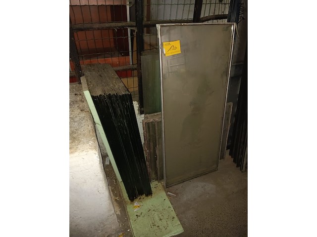 Lot 130 - serre glas - afbeelding 1 van  3