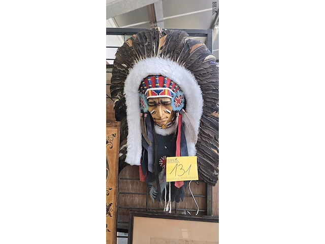 Lot 131 - decoratief indianenhoofd met hoofdtooi afgewerkt met pluimen - afbeelding 1 van  4