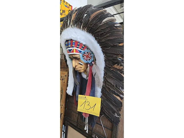 Lot 131 - decoratief indianenhoofd met hoofdtooi afgewerkt met pluimen - afbeelding 3 van  4
