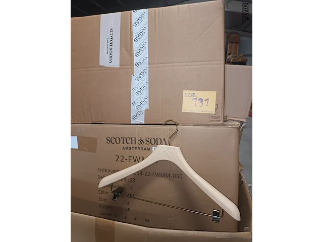 Lot 131 - groot lot kleerhangers - afbeelding 1 van  3