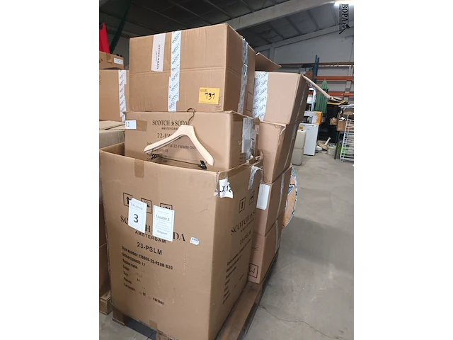 Lot 131 - groot lot kleerhangers - afbeelding 2 van  3